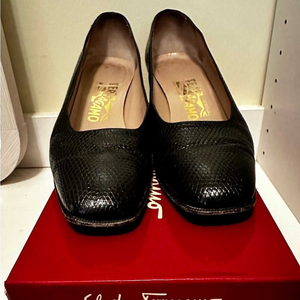 Salvatore Ferragamo Luigia Vintage Black Leather Pumps – Size 7B